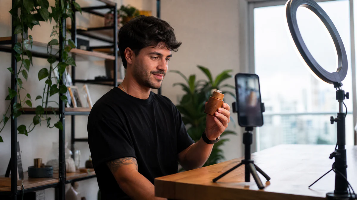 Criador preparando criativos para anúncios no Instagram