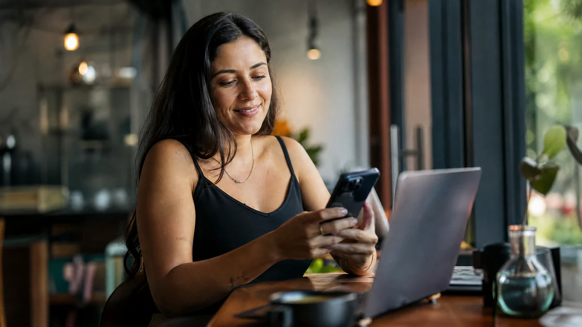 Empreendedora acompanhando os contatos que chegam pela página