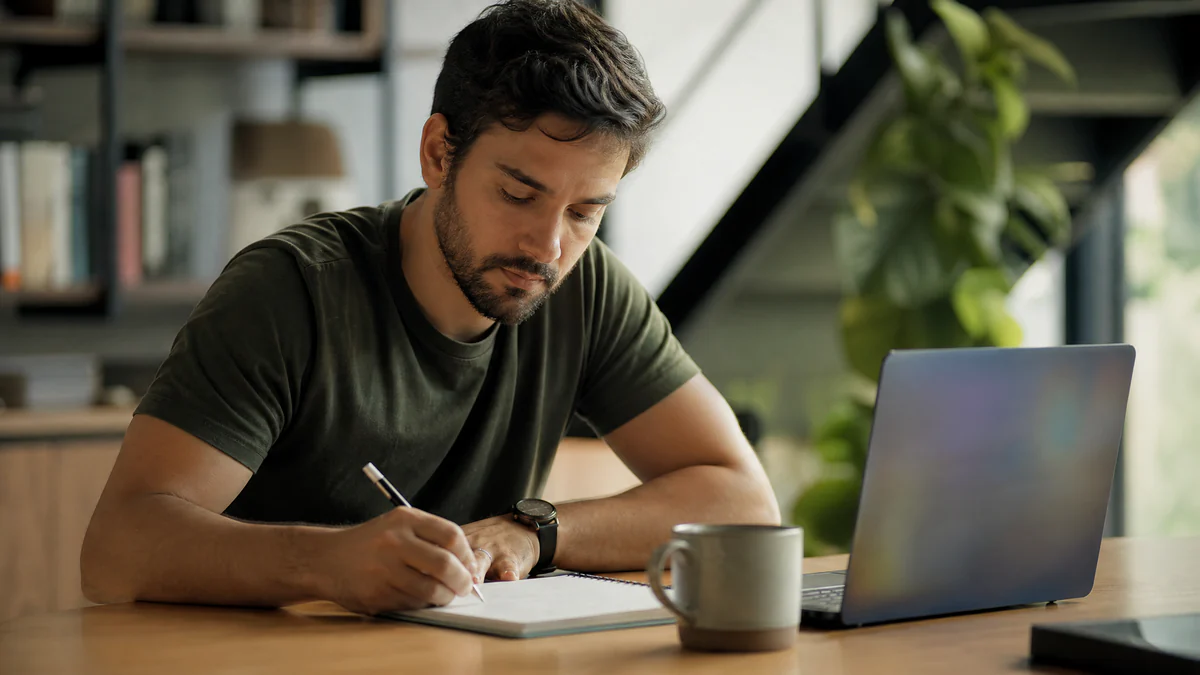 Empreendedor anotando opções de nome de domínio