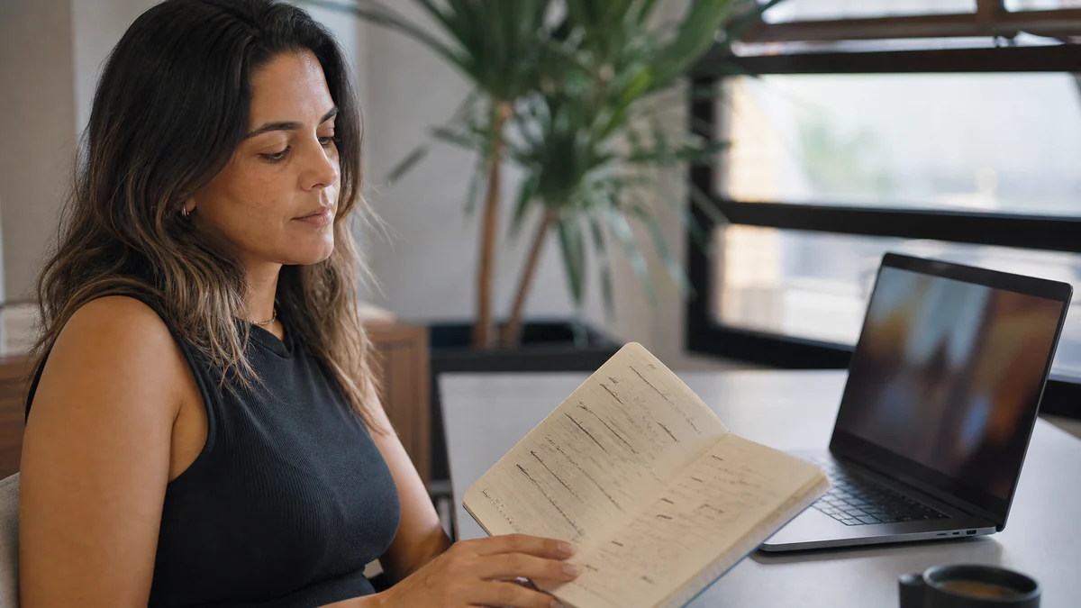 Empreendedora comparando opções de título para a página
