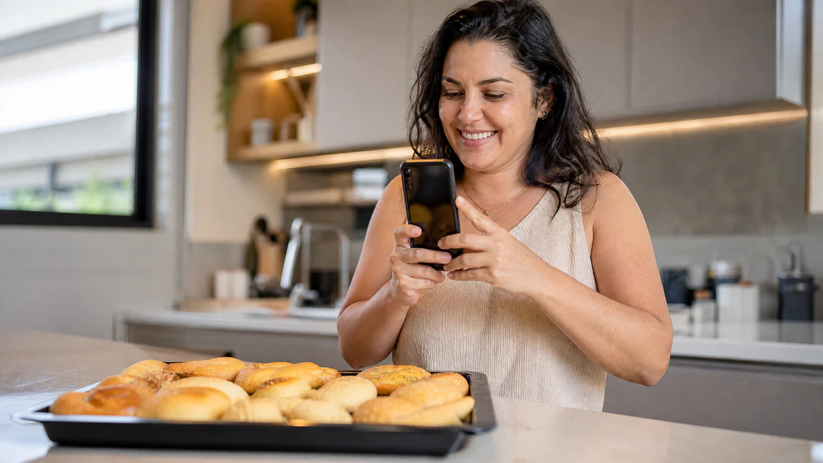 Empreendedora divulgando seus produtos pelo celular